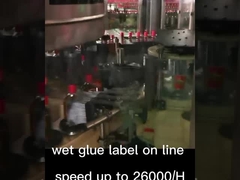 Nasskleimetikett auf der Produktionslinie,Weinetikett in Produktion